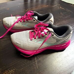 Women’s size 8 Brooks Ghost, great condition!